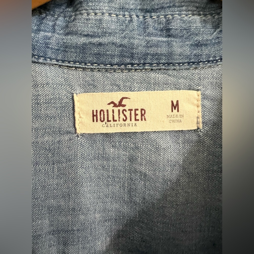 Hollister Cotton Blend Long Sleeve Button Down Denim Top Size Medium - Picture 3 of 6